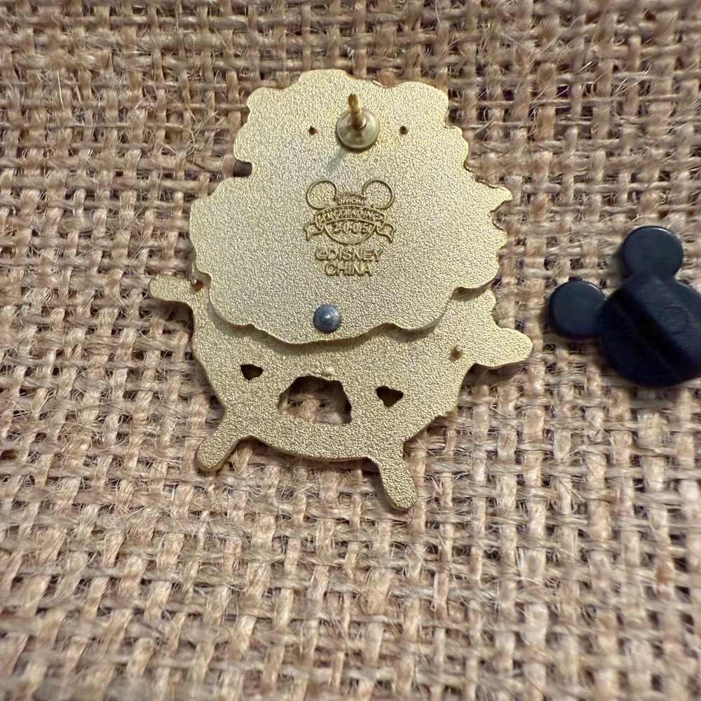 Disney Collectible Pin, 2005,Pirates of the Caribbean w/moveable helm,~1.5”x1.5”